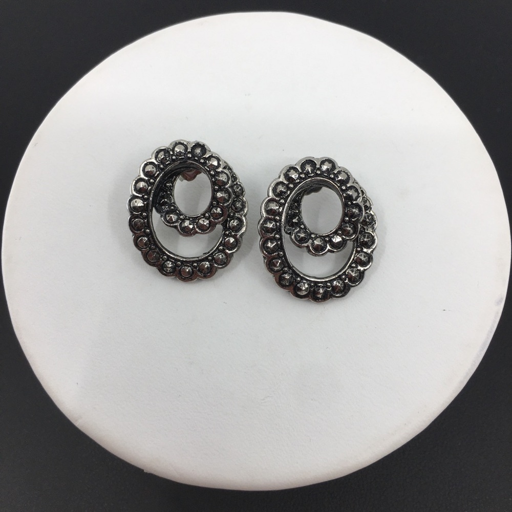 Vintage Avon 1992 Heirloom Accent Pierced Earrings Silver Tone Swirl Jewelry